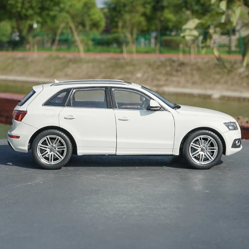 1:18 Scale VW Q5 SUV Diecast Model 3 1:18 Scale VW Q5 SUV Diecast Model - Image 3