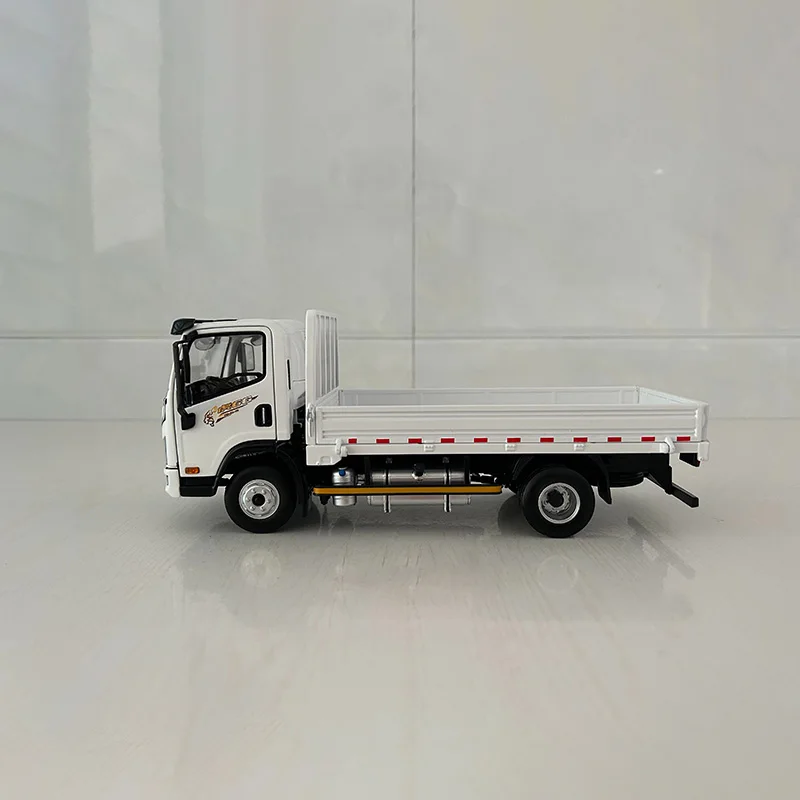 1:24 Jiefang V6G Truck Model in Blue or White 4 1:24 Jiefang V6G Truck Model in Blue or White - Image 4