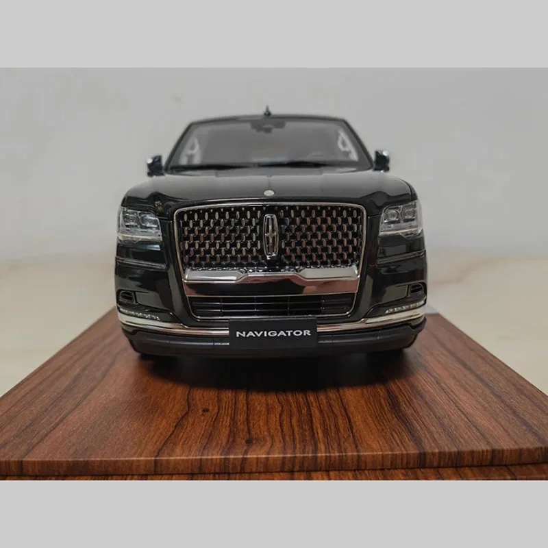 Lincoln Navigator 2023 Diecast Model Collection 4 Lincoln Navigator 2023 Diecast Model Collection - Image 4