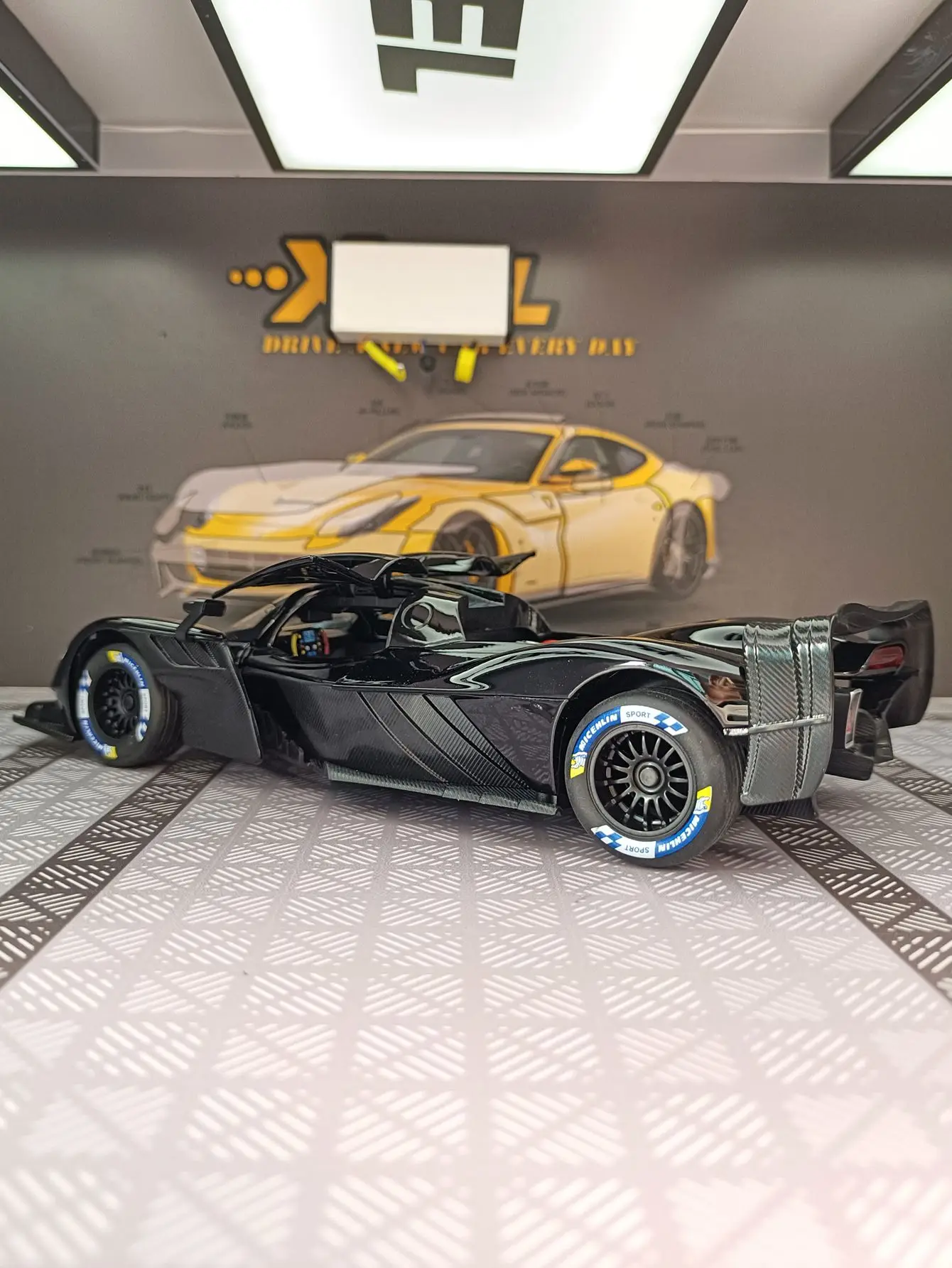 Yellow 1:24 Race Car Diecast Model 3 Yellow 1:24 Race Car Diecast Model - Image 3