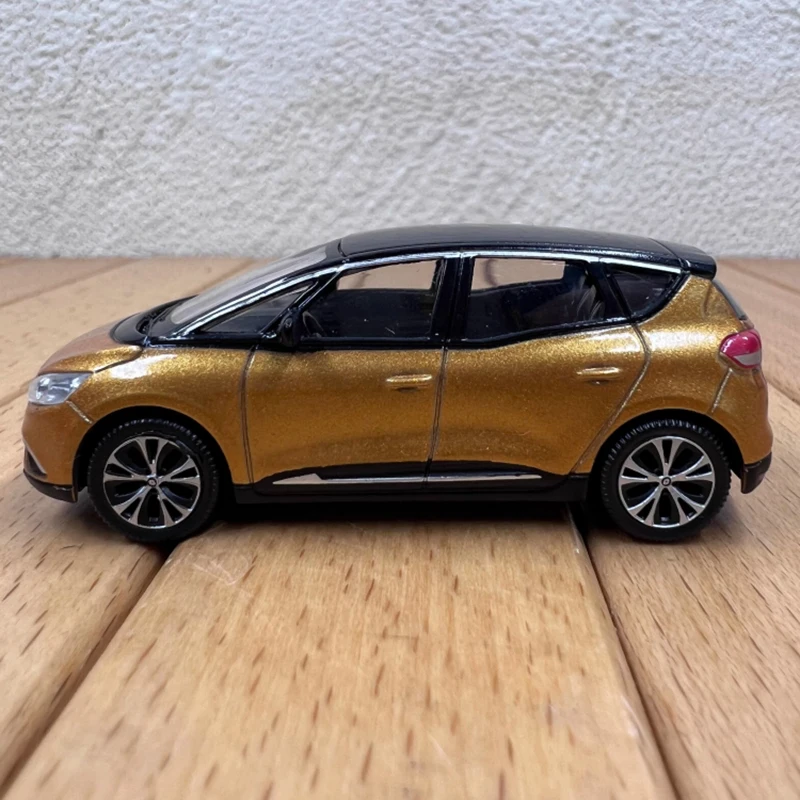 Gold Renault Scenic 1/64 Diecast Model 2 Gold Renault Scenic 1/64 Diecast Model - Image 2