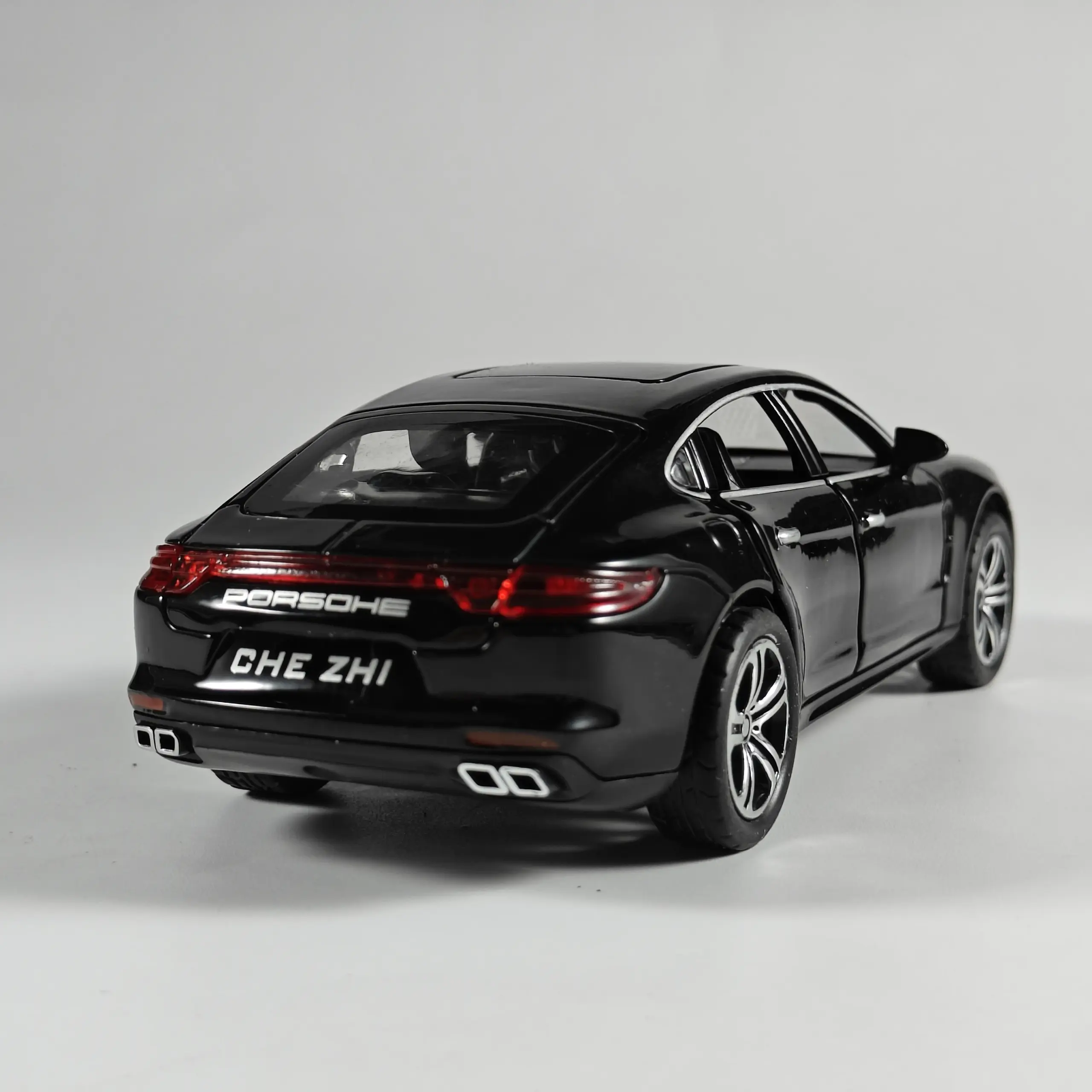 1:32 Scale Porsche Panamera Diecast Model 6 1:32 Scale Porsche Panamera Diecast Model - Image 6