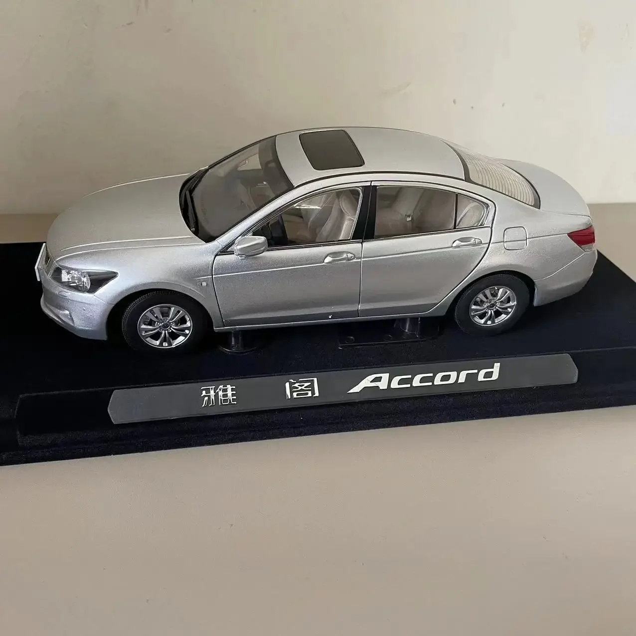 Realistic 1:18 Honda Accord Die-Cast Model 2 Realistic 1:18 Honda Accord Die-Cast Model - Image 2