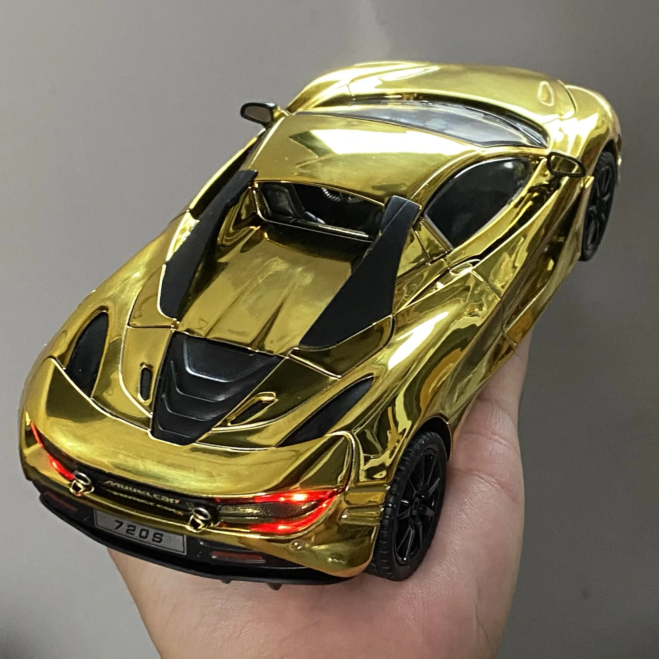 Red McLaren 720S 1:24 Diecast Model 4 Red McLaren 720S 1:24 Diecast Model - Image 4