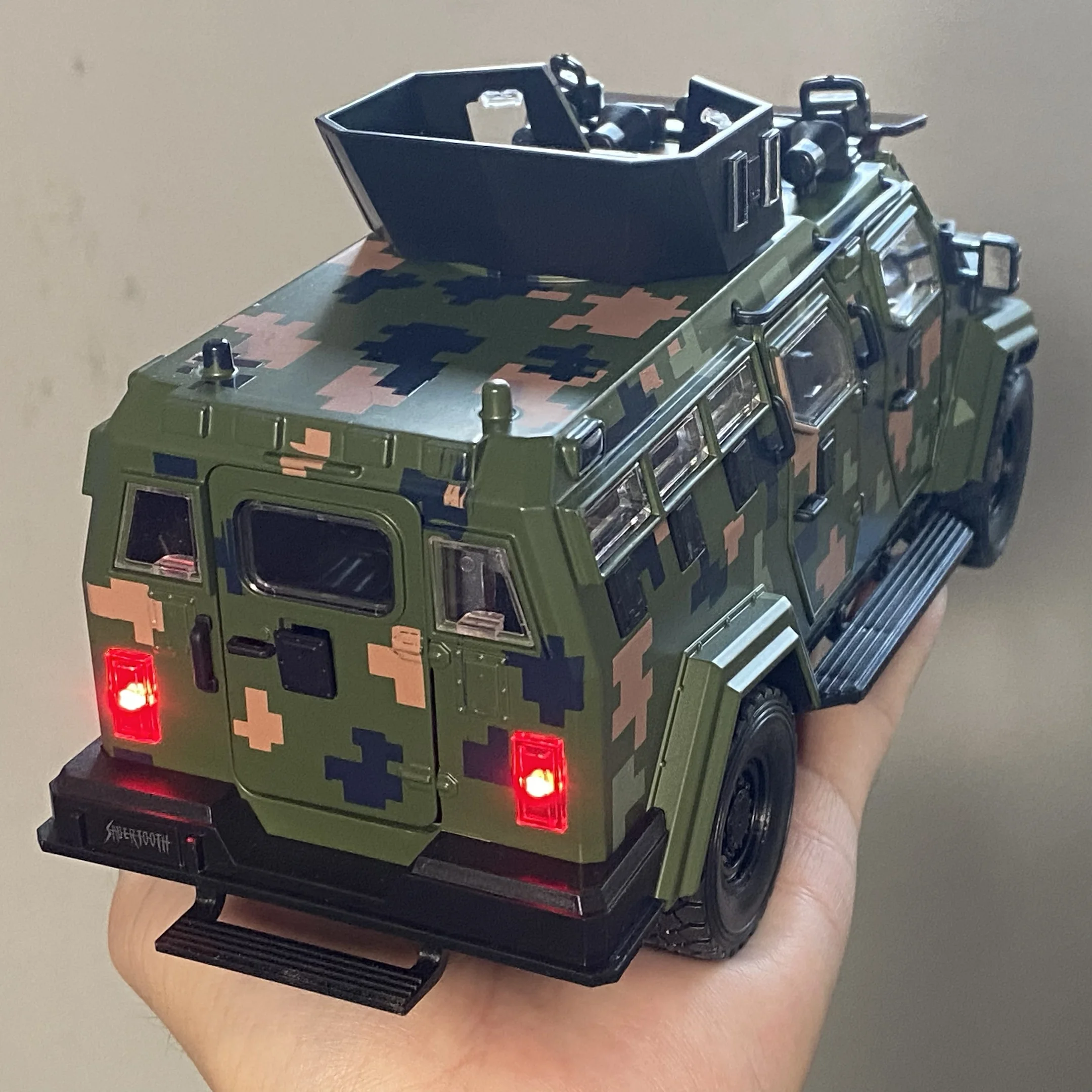 Ford F550 Sabertooth 1:24 Scale Diecast Model 6 Ford F550 Sabertooth 1:24 Scale Diecast Model - Image 6