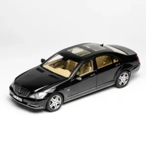 Mercedes-Benz W221 S600L 1:18 Die-Cast Model