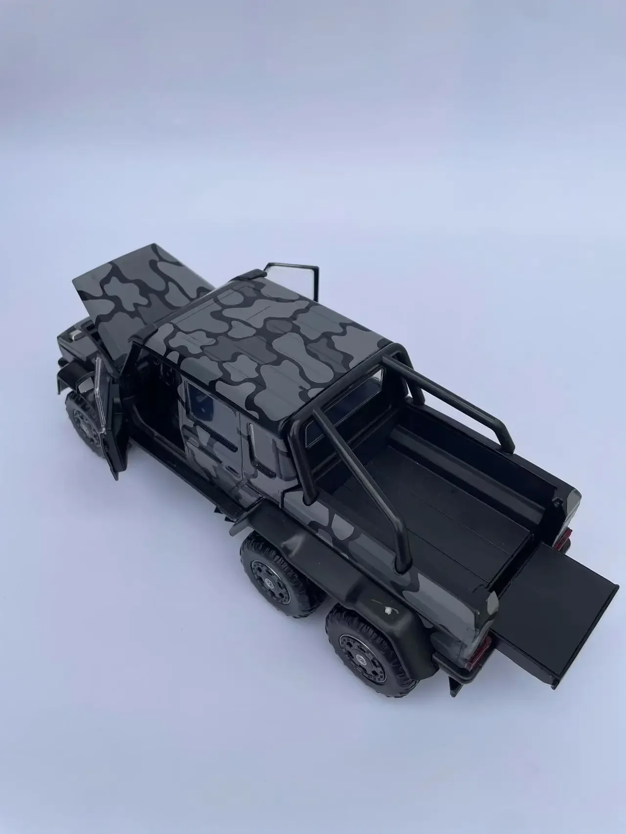 Mercedes-Benz G63 AMG 6x6 Diecast Model 1:24 Scale 6 Mercedes-Benz G63 AMG 6x6 Diecast Model 1:24 Scale - Image 6