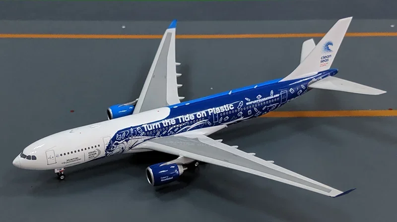 TAP Portugal A330-200 Diecast Model 1/400 Scale 2 TAP Portugal A330-200 Diecast Model 1/400 Scale - Image 2