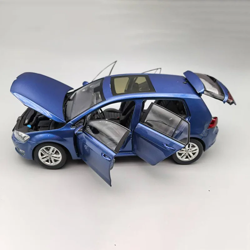 1:18 Scale Golf 7 Alloy Car Model 3 1:18 Scale Golf 7 Alloy Car Model - Image 3