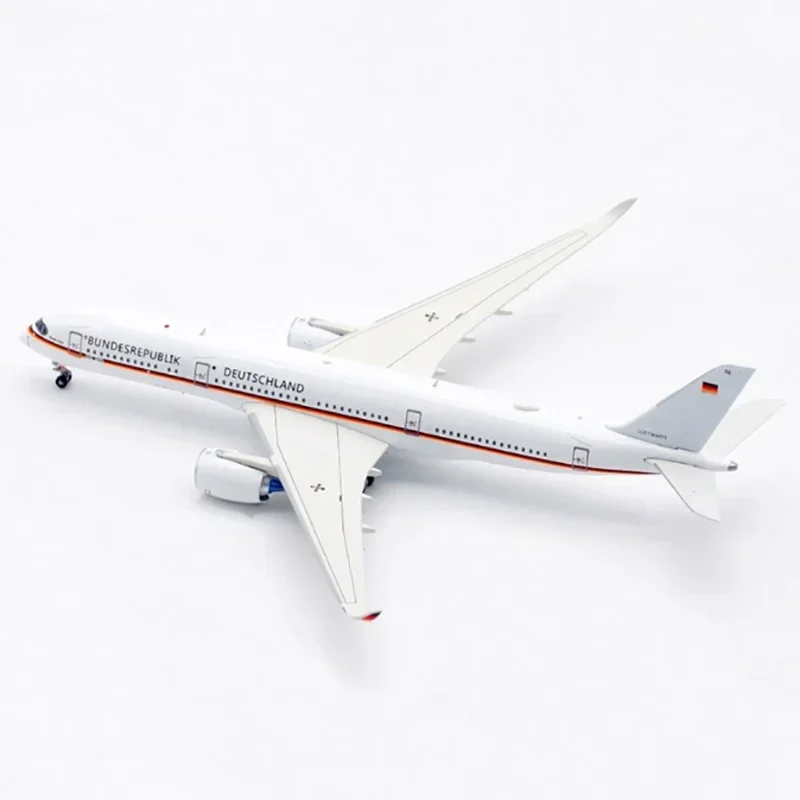 Airbus A350-900 Diecast Model 1:400 Scale 4 Airbus A350-900 Diecast Model 1:400 Scale - Image 4