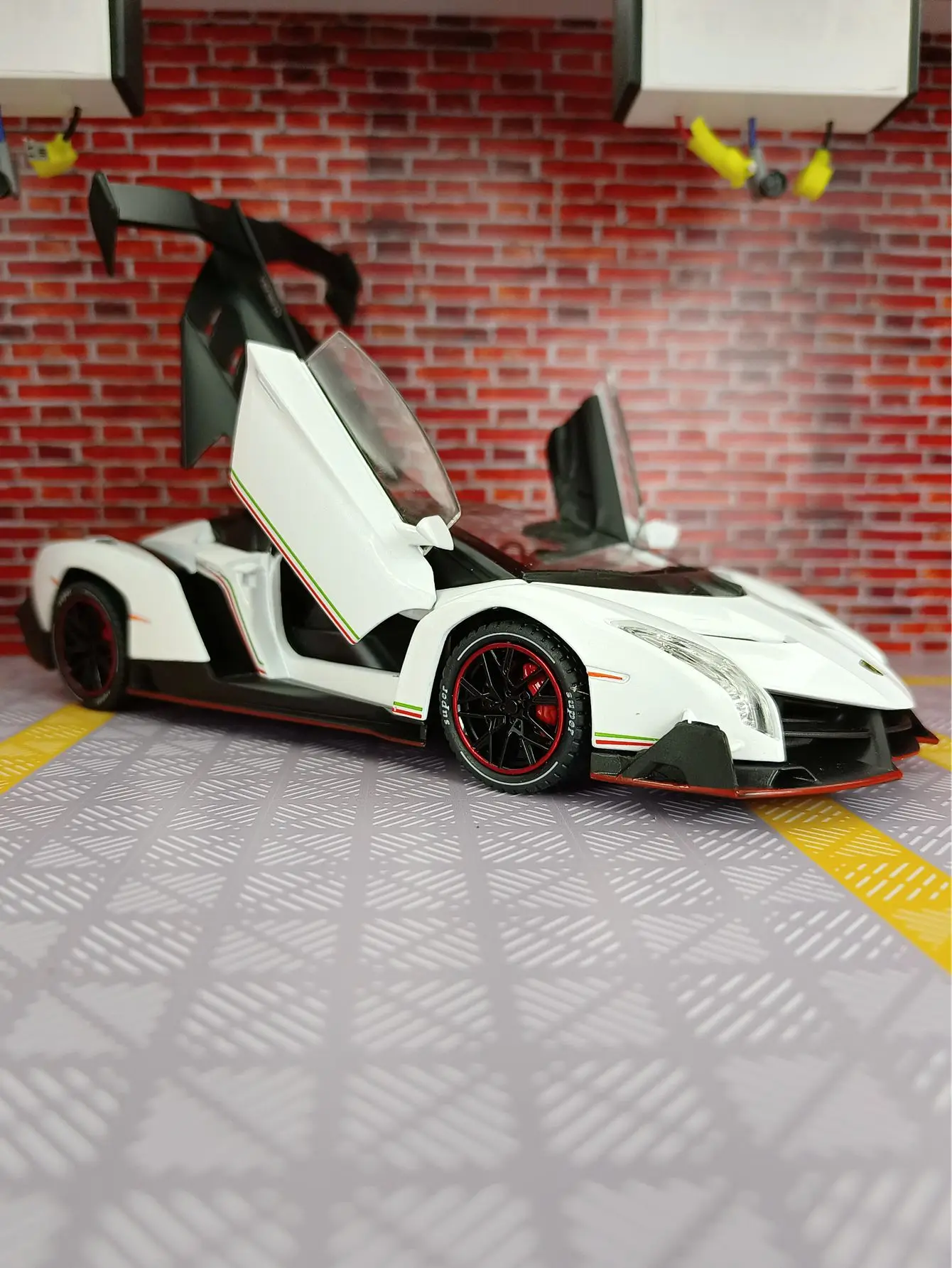 1:24 Lamborghini Veneno Diecast Model 2 1:24 Lamborghini Veneno Diecast Model - Image 2