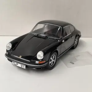 Porsche 911 S Coupe 1:18 Scale Diecast Model