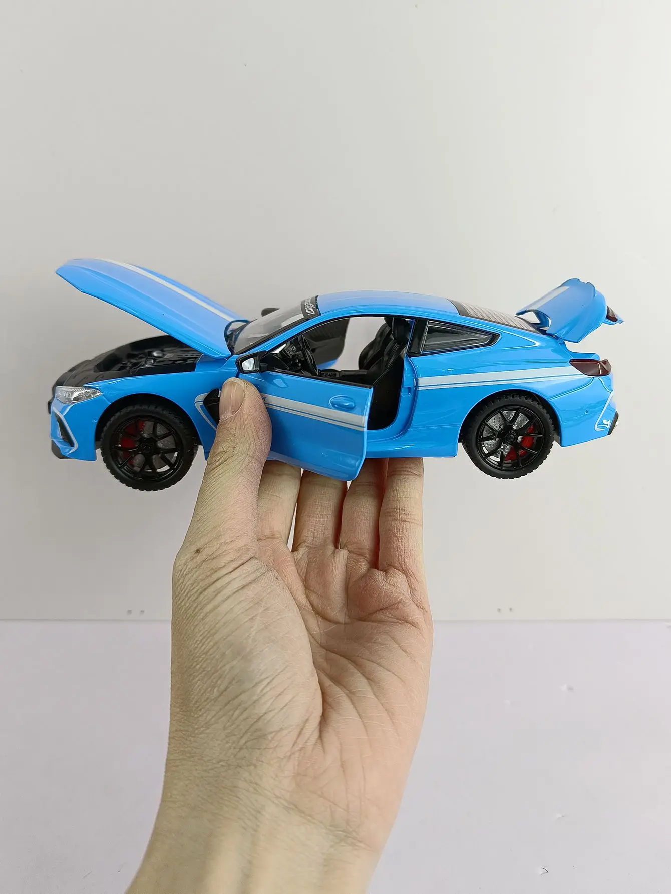 1:24 Scale Realistic Die-Cast Sports Car Model 9 1:24 Scale Realistic Die-Cast Sports Car Model - Image 9