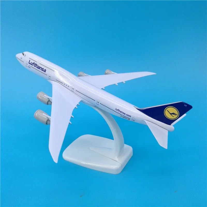 Lufthansa B747 Diecast Model 1:300 Scale 6 Lufthansa B747 Diecast Model 1:300 Scale - Image 6