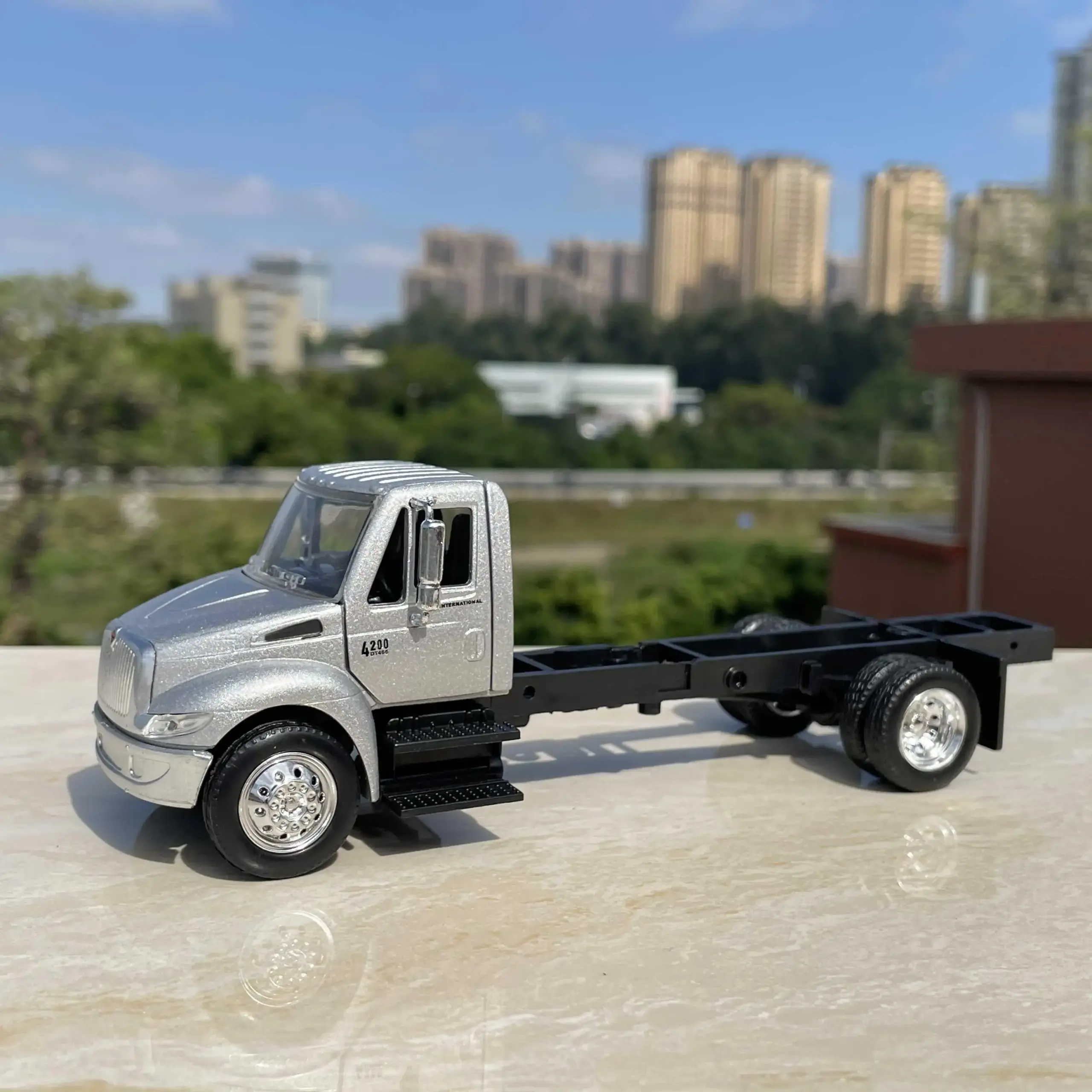1:43 Scale Diecast Truck Model for Collectors 4 1:43 Scale Diecast Truck Model for Collectors - Image 4