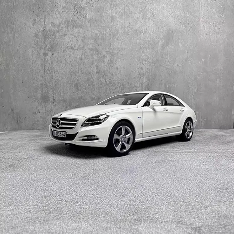 Mercedes-Benz CLS 1:18 Scale Model White 4 Mercedes-Benz CLS 1:18 Scale Model White - Image 4