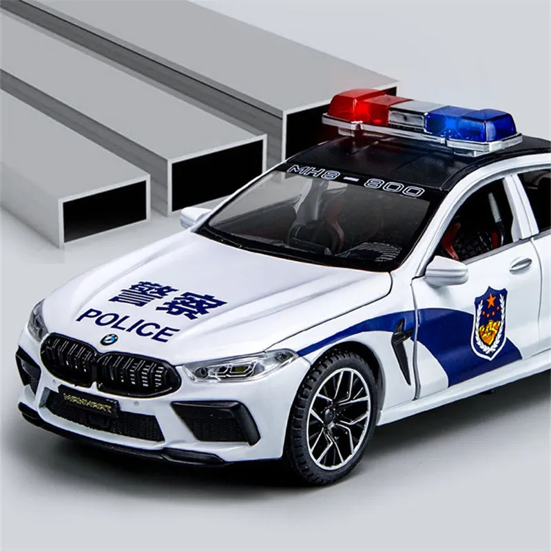 1:24 Scale Diecast Police Car Model 3 1:24 Scale Diecast Police Car Model - Image 3