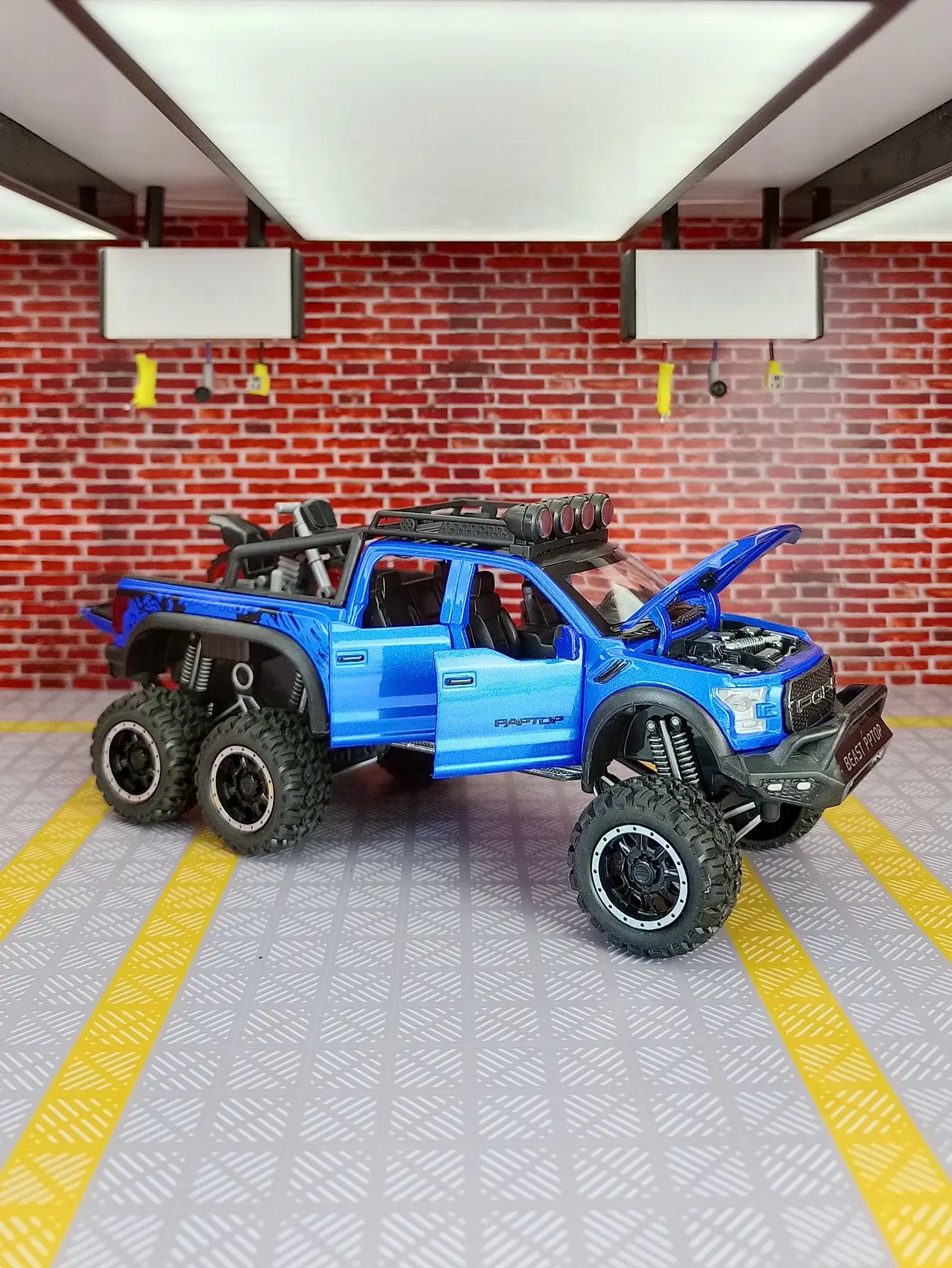 Vibrant Blue 1/24 Diecast Off-Road Pickup Truck 2 Vibrant Blue 1/24 Diecast Off-Road Pickup Truck - Image 2