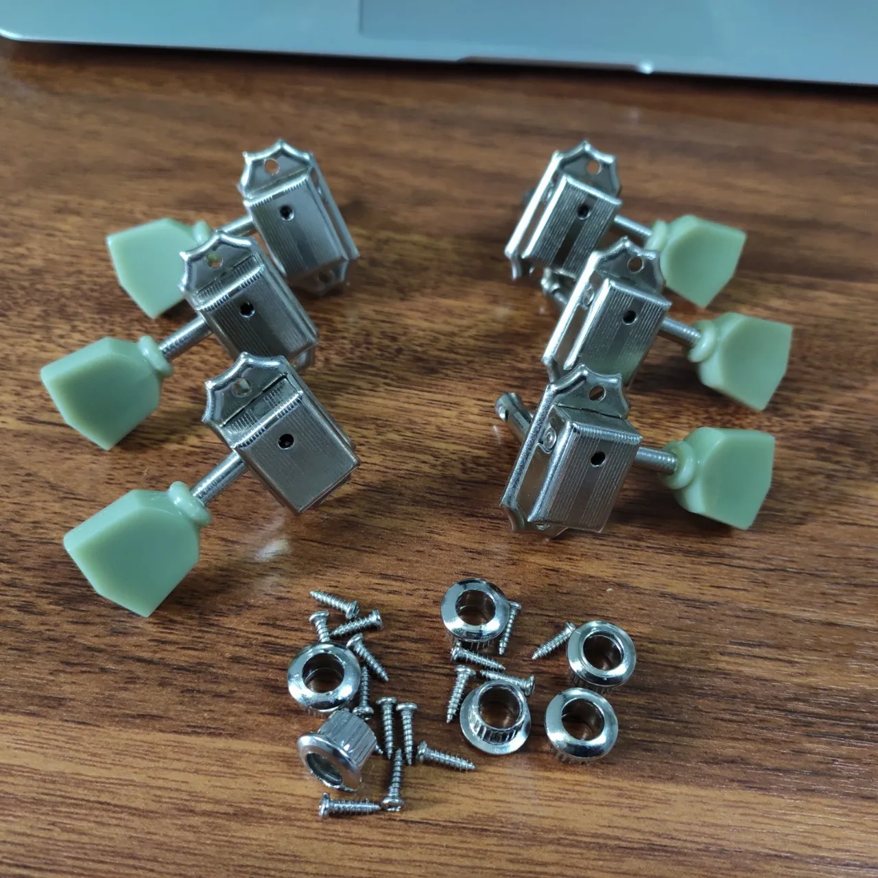 Vintage-style Steel and Plastic Ukulele Tuning Pegh 2 Vintage-style Steel and Plastic Ukulele Tuning Pegh - Image 2