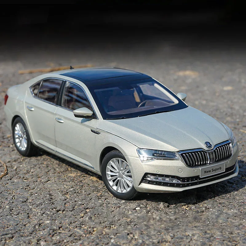 1:18 Scale Alloy Car Model with Opening Doors 3 1:18 Scale Alloy Car Model with Opening Doors - Image 3