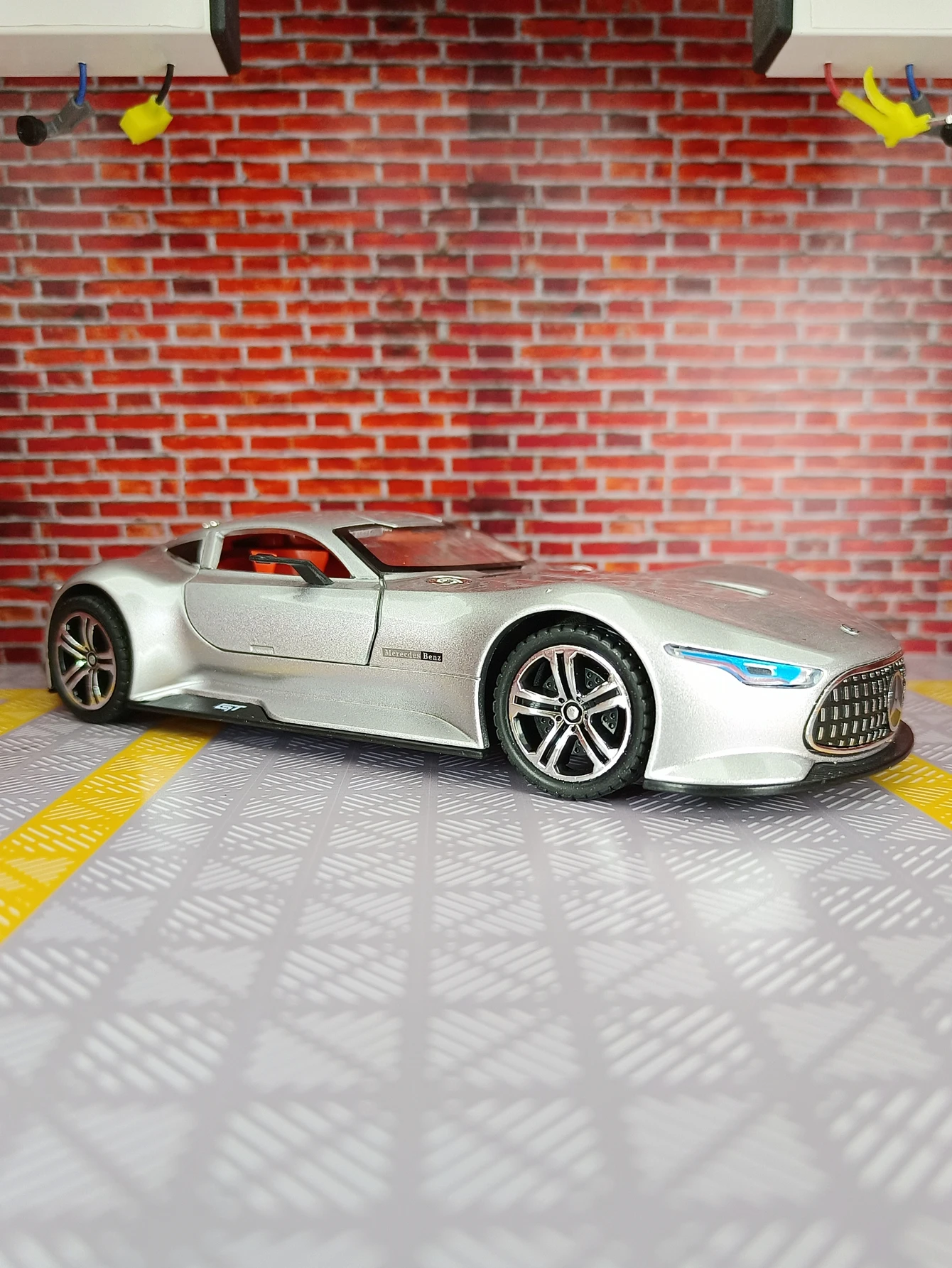 Mercedes-Benz AMG Vision GT 1:24 Diecast Model 5 Mercedes-Benz AMG Vision GT 1:24 Diecast Model - Image 5