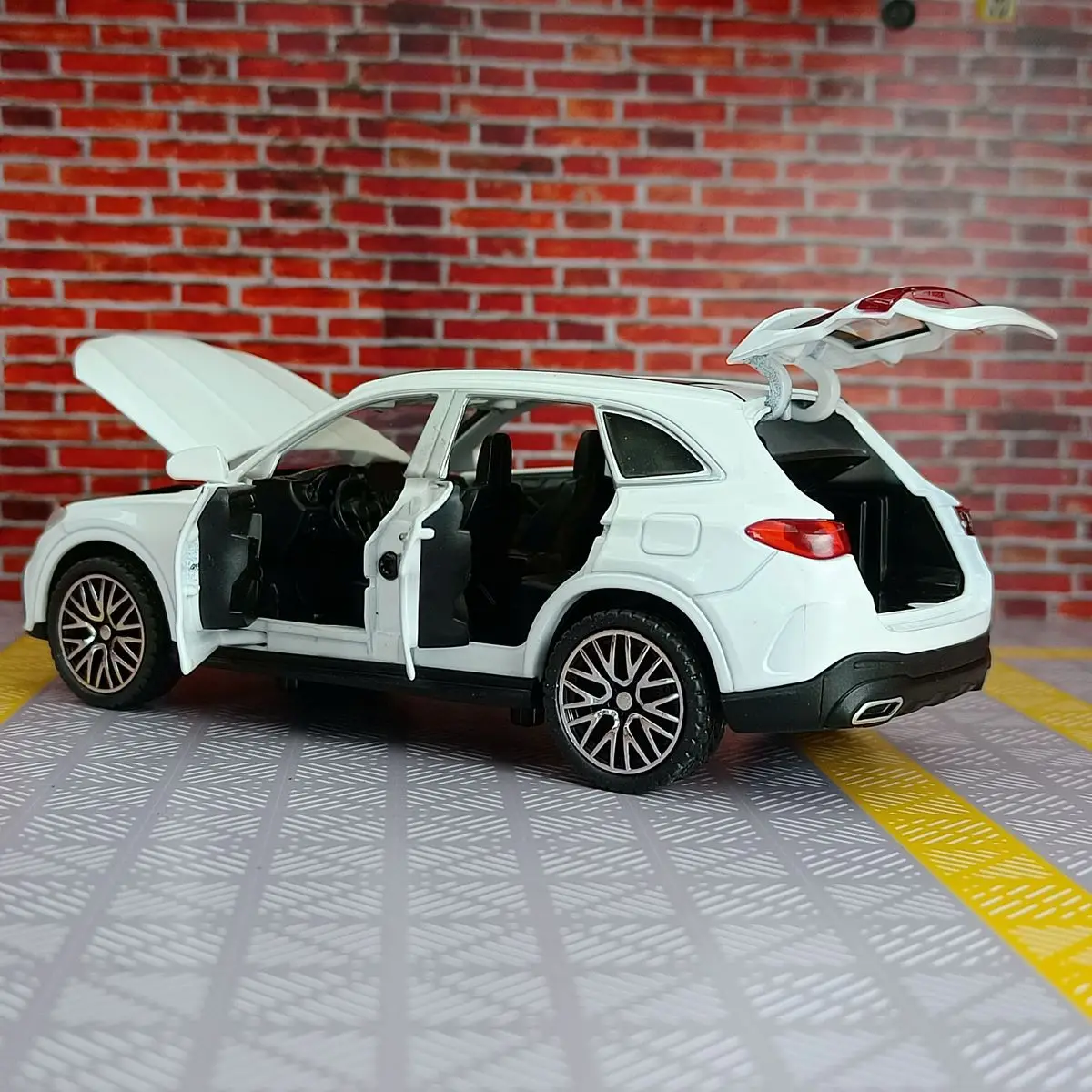 Mercedes-Benz GLC400 1:32 Diecast Model Car 10 Mercedes-Benz GLC400 1:32 Diecast Model Car - Image 10