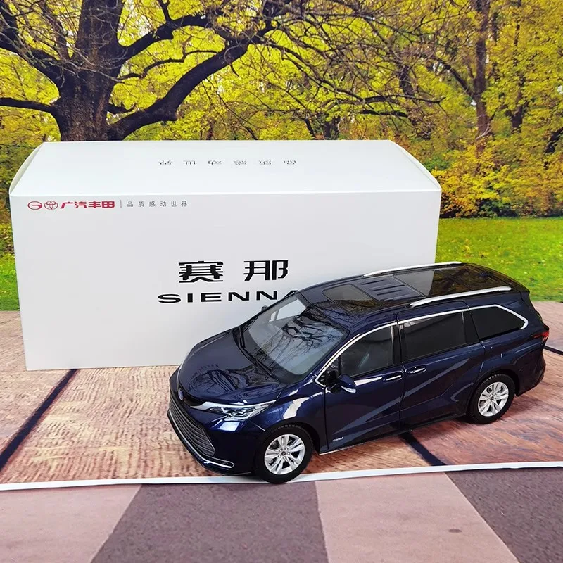 1:18 White Toyota Sienna Diecast Model 7 1:18 White Toyota Sienna Diecast Model - Image 7