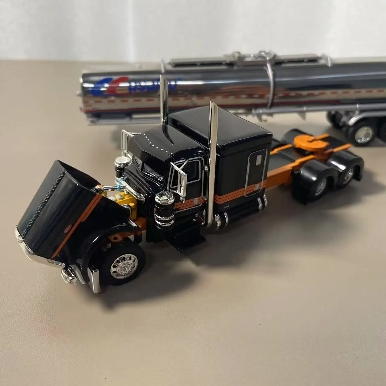 1/64 Peterbilt 389 Tanker Diecast Model Truck 6 1/64 Peterbilt 389 Tanker Diecast Model Truck - Image 6