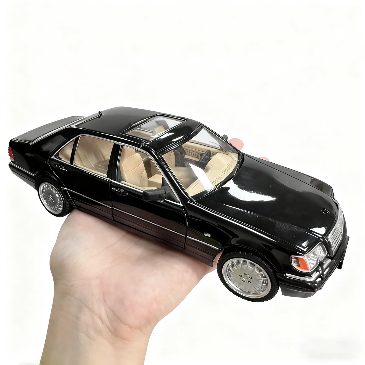1:24 Scale Die-Cast Mercedes-Benz Model 2 1:24 Scale Die-Cast Mercedes-Benz Model - Image 2