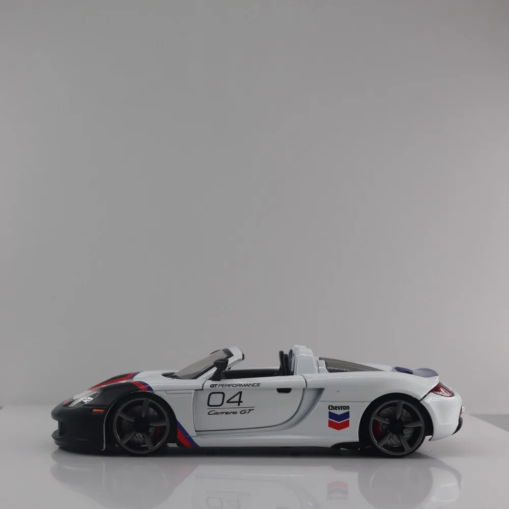 MAKEDA 1:24 Porsche Carrera GT Diecast Model 5 MAKEDA 1:24 Porsche Carrera GT Diecast Model - Image 5