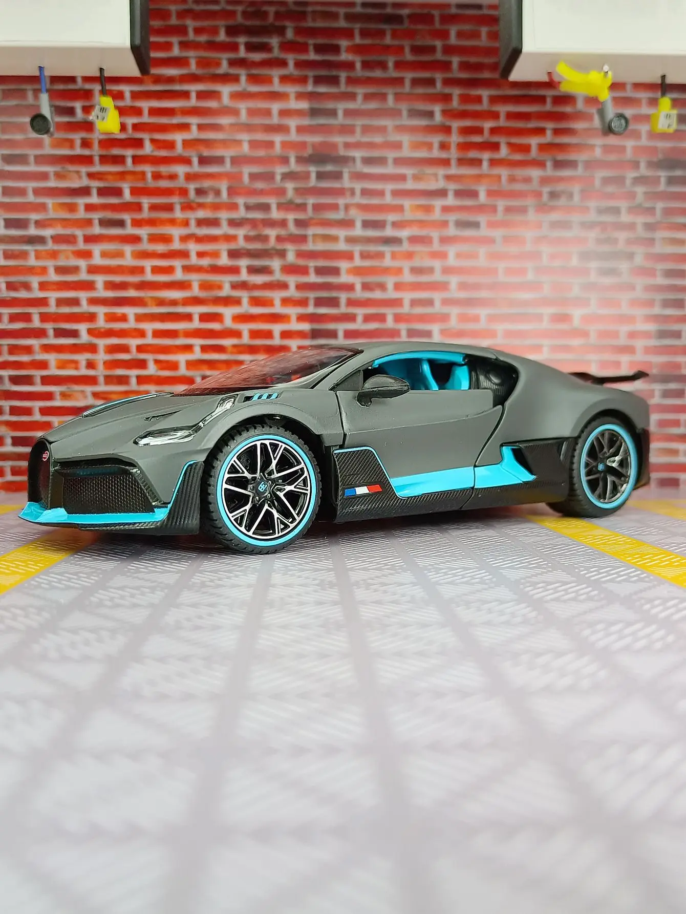 Bugatti Divo 1:24 Scale Diecast Model 2 Bugatti Divo 1:24 Scale Diecast Model - Image 2