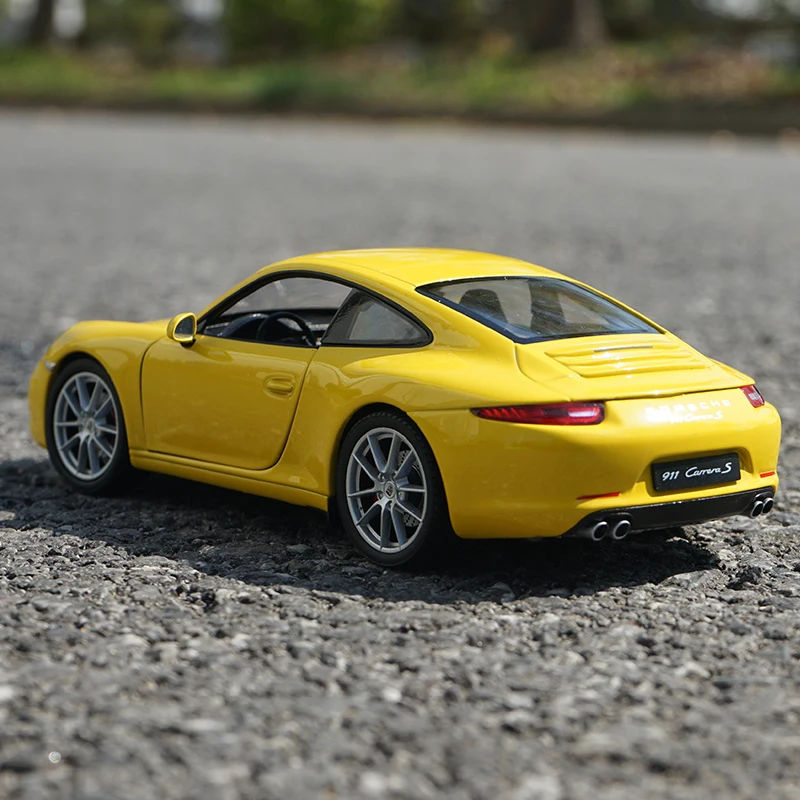 Porsche 911 Carrera S 1:24 Scale Diecast Model 5 Porsche 911 Carrera S 1:24 Scale Diecast Model - Image 5