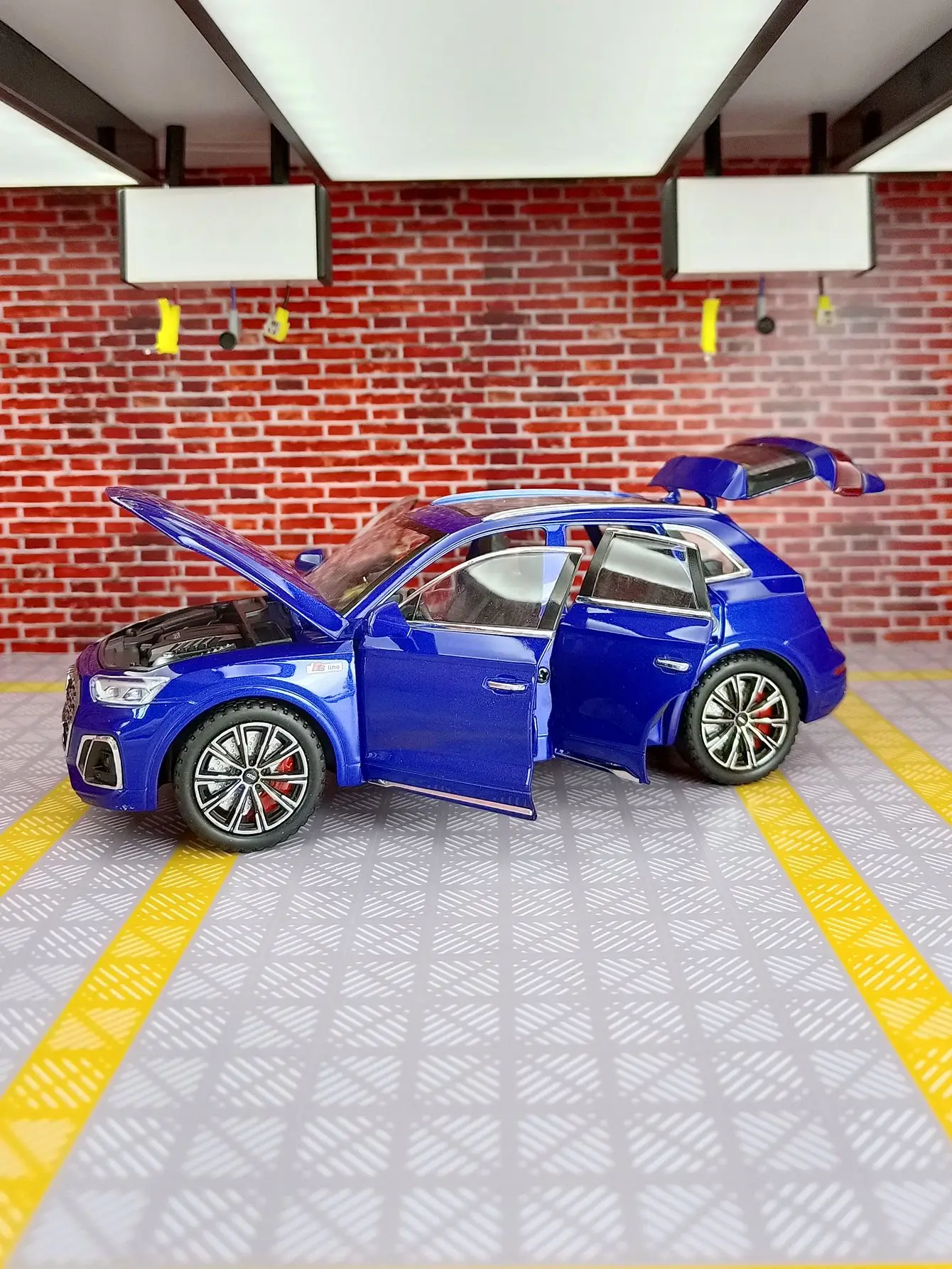 1:24 Scale Blue Diecast SUV Model 2 1:24 Scale Blue Diecast SUV Model - Image 2