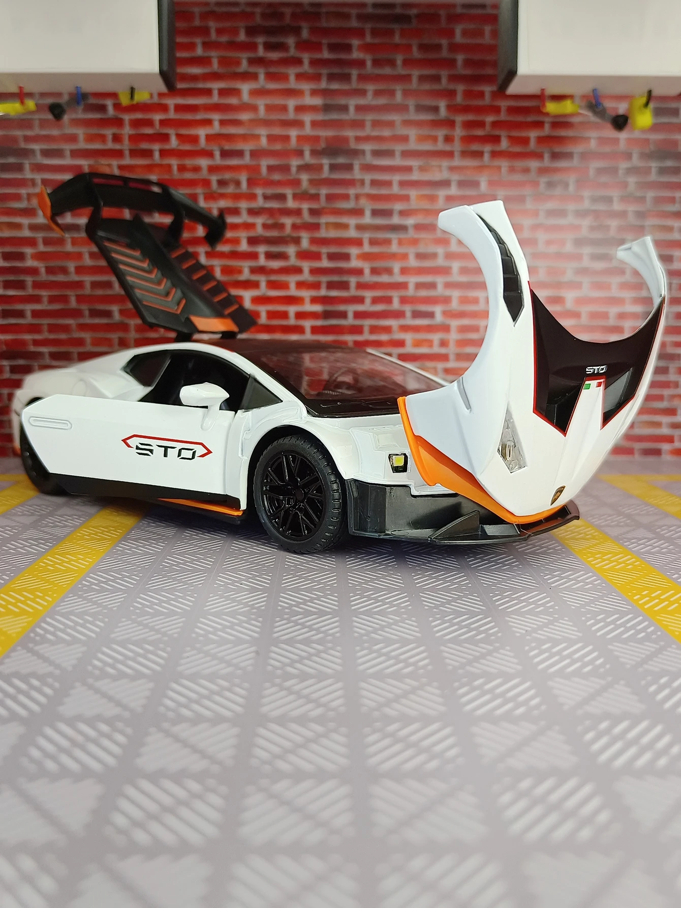 1:24 Lamborghini Huracan STO Diecast Model 3 1:24 Lamborghini Huracan STO Diecast Model - Image 3