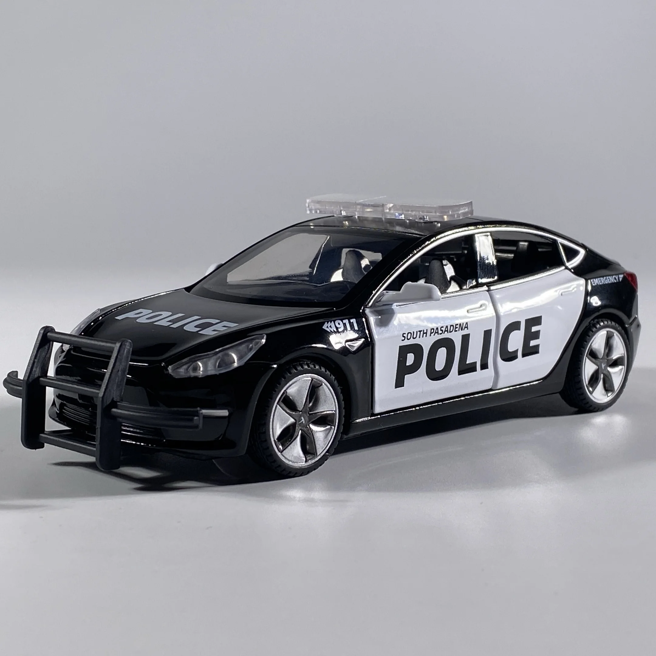 1:32 Scale Police Model Car with Lights 4 1:32 Scale Police Model Car with Lights - Image 4