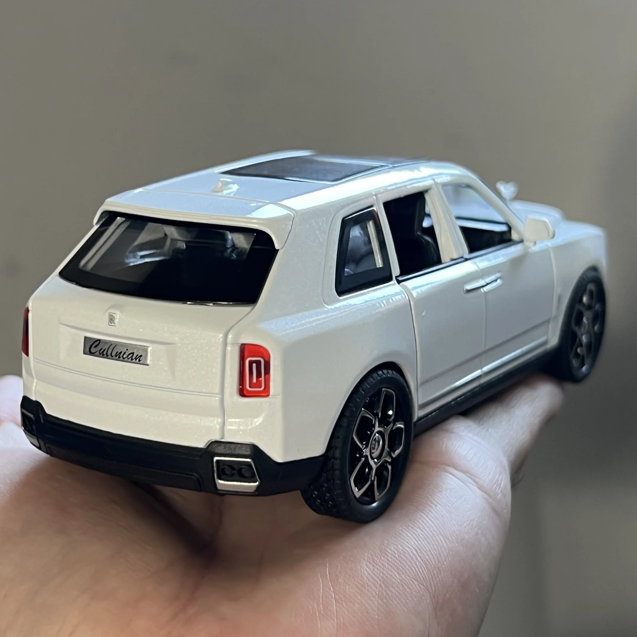 1:32 Rolls Royce Cullinan Diecast Model 4 1:32 Rolls Royce Cullinan Diecast Model - Image 4