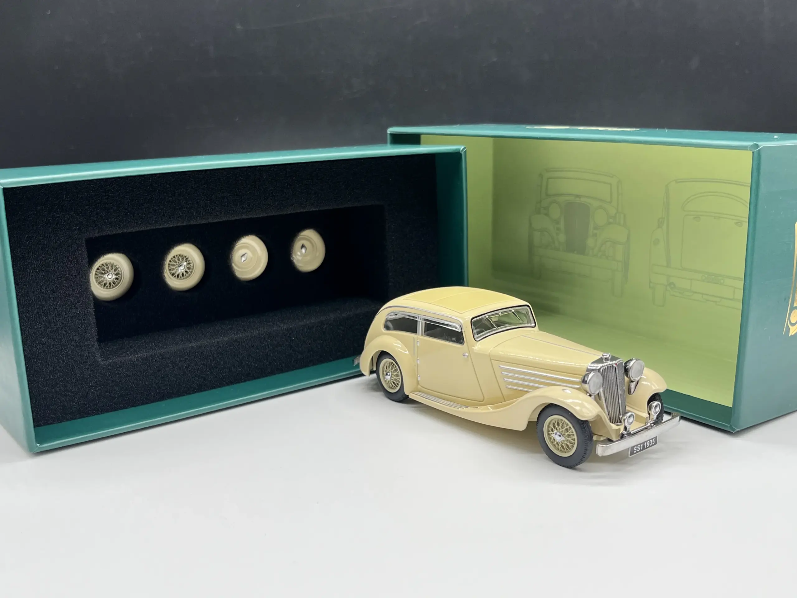 1935 Jaguar SS1 Airline Diecast Model 4 1935 Jaguar SS1 Airline Diecast Model - Image 4