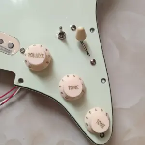 Vintage Strat Pickguard Set with Alnico 5 PUs 15 S6d655a8abd3c4905811627733d4e4ea1N