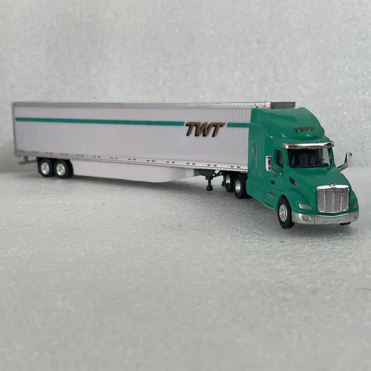 Detailed 1/87 Peterbilt 579 Refrigerated Truck Model 2 Detailed 1/87 Peterbilt 579 Refrigerated Truck Model - Image 2