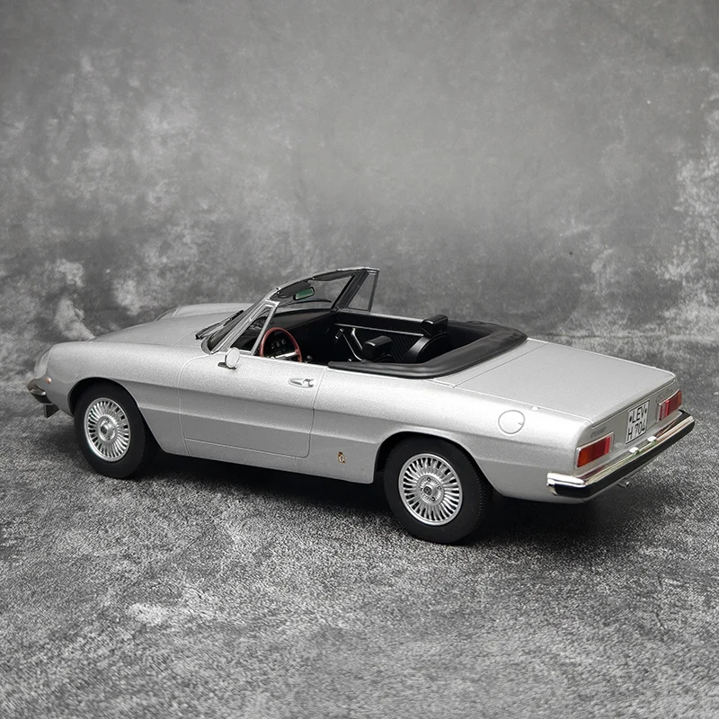 1978 Alfa Romeo 2000 Spider Diecast Model 1:18 3 1978 Alfa Romeo 2000 Spider Diecast Model 1:18 - Image 3