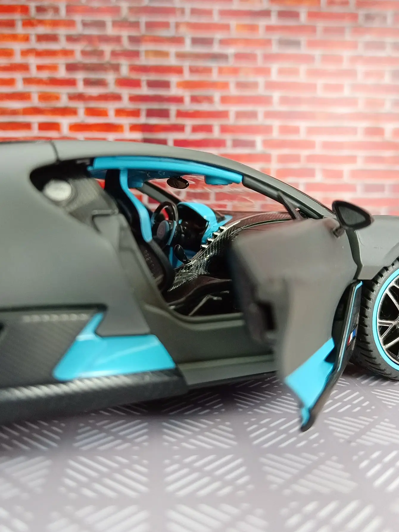 Bugatti Divo 1:24 Scale Diecast Model 5 Bugatti Divo 1:24 Scale Diecast Model - Image 5
