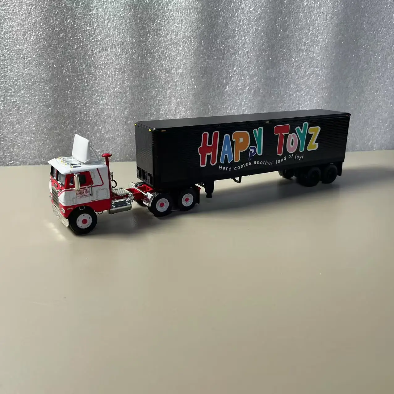 1:64 Diecast Freightliner Truck Model with Vibrant Trailer 1 1:64 Diecast Freightliner Truck Model with Vibrant Trailer