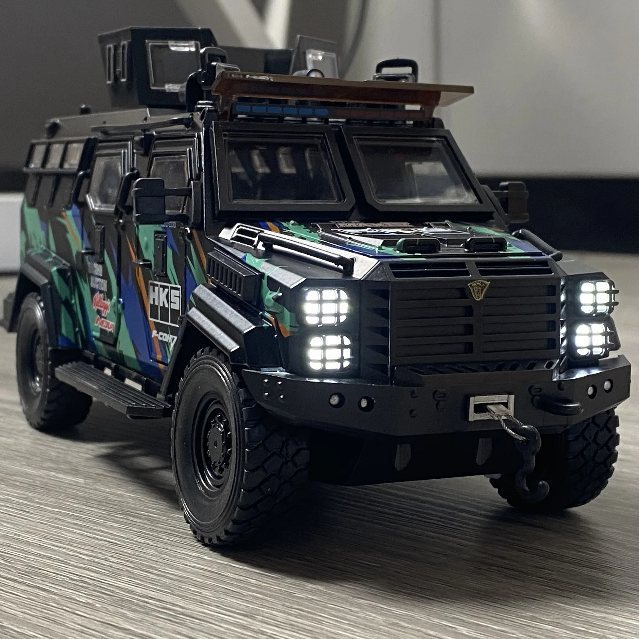 1:24 Scale Ford F550 Sabertooth Model Car 3 1:24 Scale Ford F550 Sabertooth Model Car - Image 3