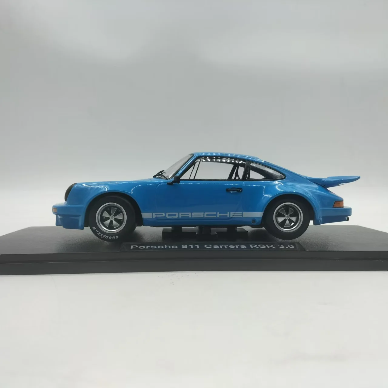 Vibrant Blue 1:18 Porsche 911 Carrera RSR Model 4 Vibrant Blue 1:18 Porsche 911 Carrera RSR Model - Image 4