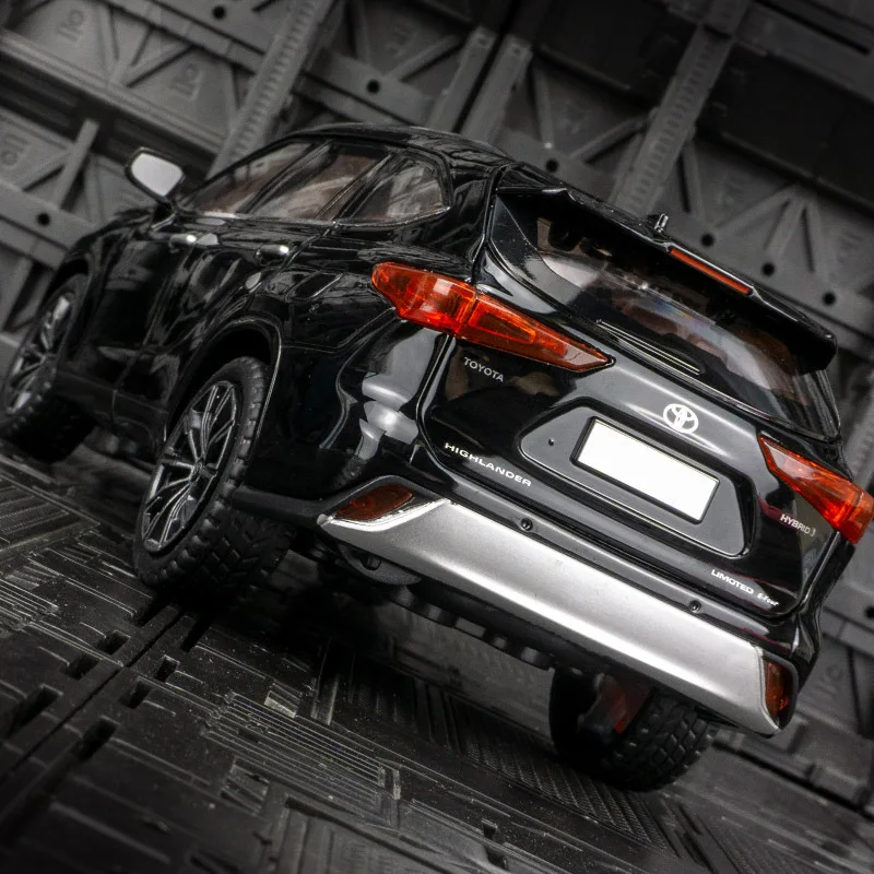 Black Toyota Highlander 1:24 Scale Diecast Model 2 Black Toyota Highlander 1:24 Scale Diecast Model - Image 2