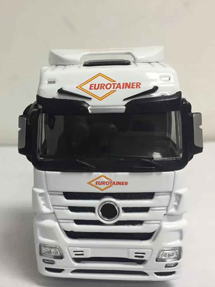 1:50 Scale Trailer Truck Model with Rotatable Wheels 4 1:50 Scale Trailer Truck Model with Rotatable Wheels - Image 4