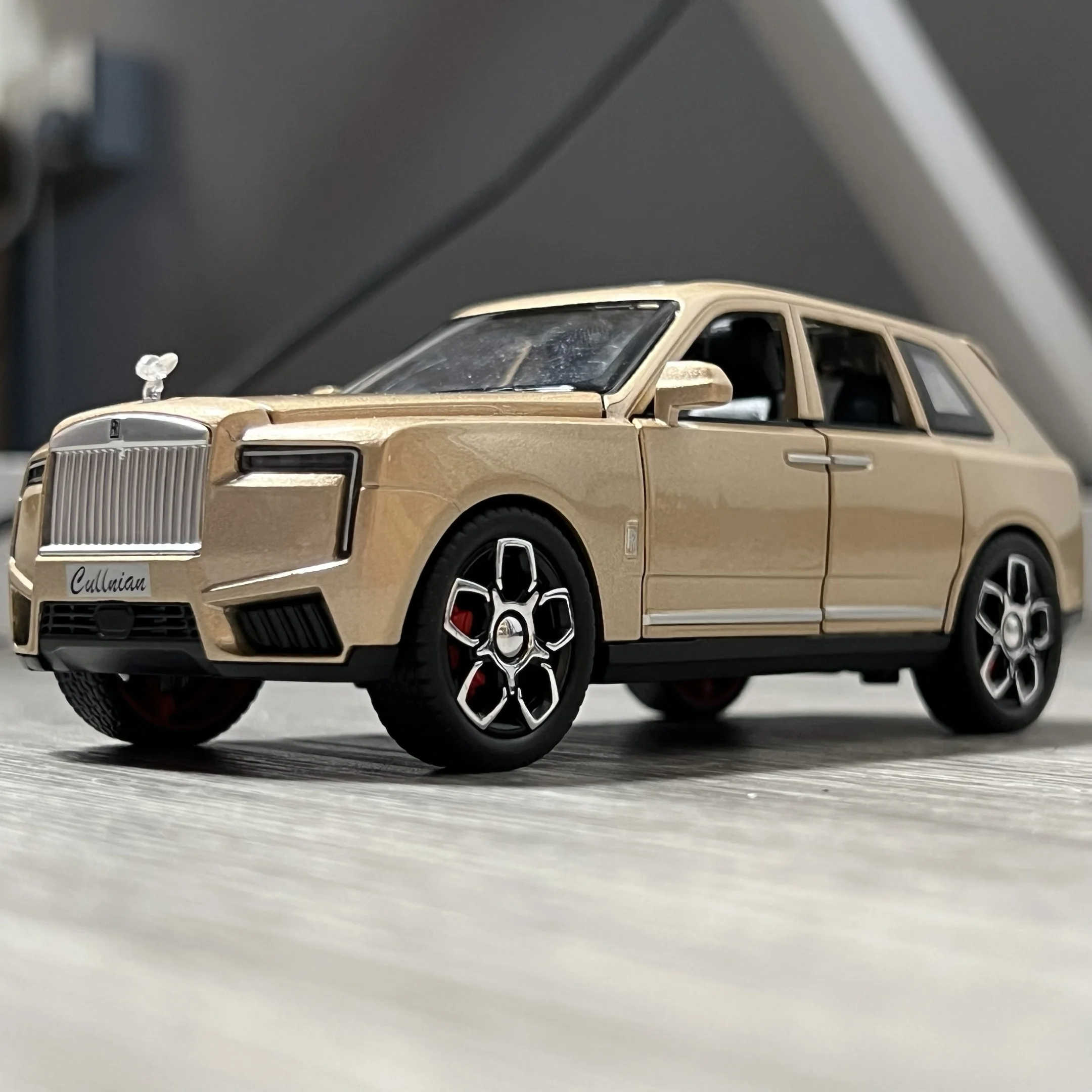1:32 Rolls Royce Cullinan Diecast Model 3 1:32 Rolls Royce Cullinan Diecast Model - Image 3