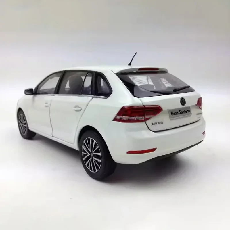 1:18 Scale White Diecast Modern Sedan Model 5 1:18 Scale White Diecast Modern Sedan Model - Image 5