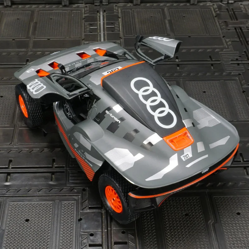 RS Q e-tron 1:24 Alloy Model Collectible 5 RS Q e-tron 1:24 Alloy Model Collectible - Image 5