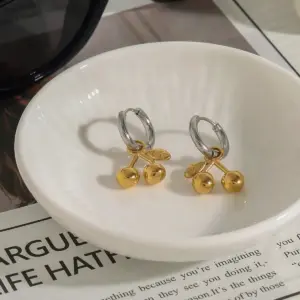 Two-Tone Stainless Steel Geometric Earrings 15 S735ee7e4ff204e49a2931f51fe4d9131t